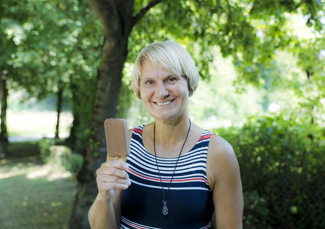 Milena Vrbec, ki prav danes praznuje 56. rojstni dan, še vedno poje kakšno lučko, ni pa nujno, da je to prav Lučka. FOTO: Jože Suhadolnik
