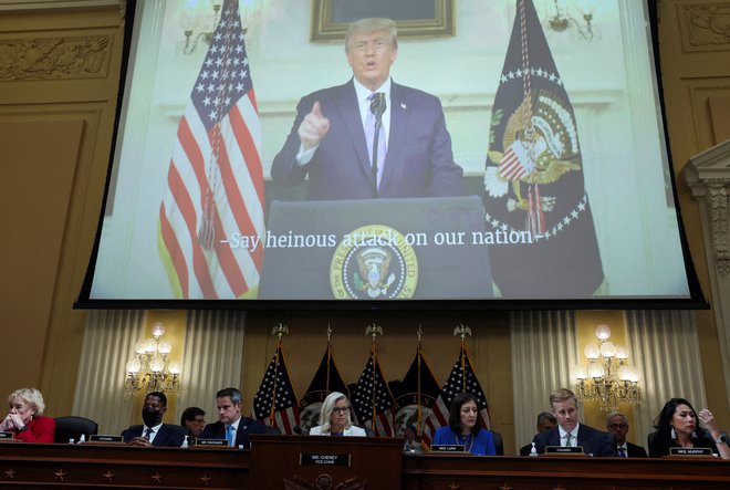 Na zaslišanju so prvič predvajali tudi video z Donaldom Trumpom, na katerem je dan po napadu na kongres vztrajal, da volitev še ni konec in da jih ni izgubil. FOTO:&nbsp;Evelyn Hockstein/Reuters
