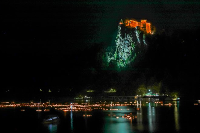 Tako lučke v sklopu tradicionalnih Blejskih dni preplavijo jezero. FOTO: Miro Zalokar
