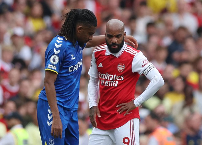 Alexandre Lacazette (desno) med majsko tekmo z Evertonom v premier league. FOTO: Matthew Childs/Reuters
