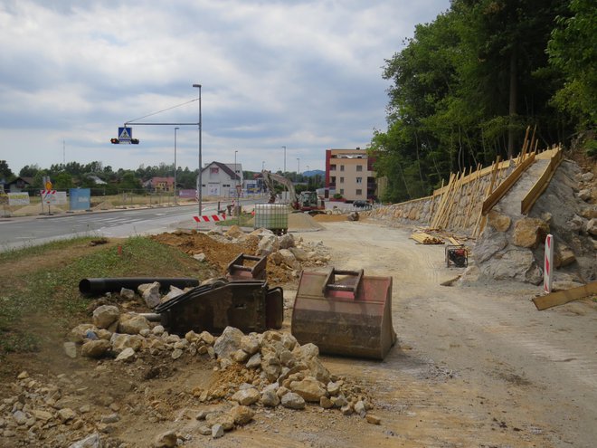 Gradnja krožišča v Zaborštu je opredeljena kot vzdrževalna dela v javno korist. FOTO: Bojan Rajšek/Delo
