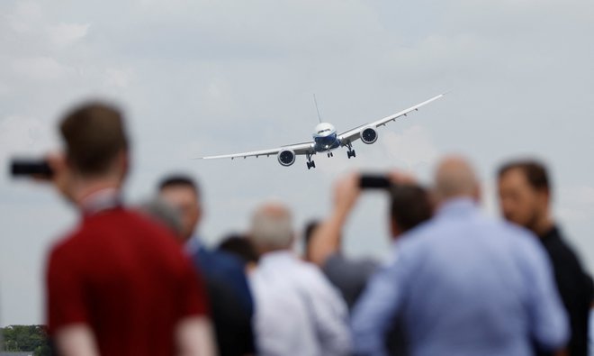 Potniška letala bodo v prihodnosti zelo verjetno uporabljala gorivo, pridobljeno iz nenaftnih in obnovljivih virov.

FOTO: Peter Cziborra/Reuters
