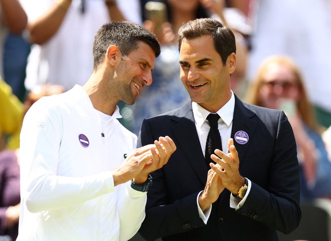 Novak Đoković in Roger Federer (oba na fotografiji) sta se nazadnje v povsem drugačni vlogi družila ob proslavi 100. obletnice osrednjega igrišča v Wimbledonu. FOTO: Hannah Mckay/Reuters
