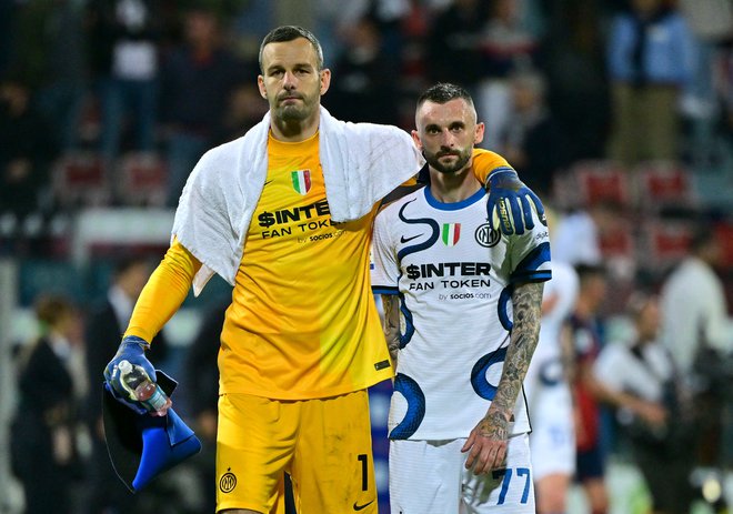 Samir Handanović (levo) je z Marcelom Brozovićem v minuli sezoni izgubil bitko za naslov z AC Milanom. FOTO: Alberto Lingria/Reuters
