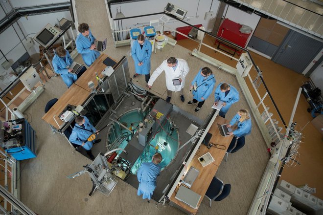 Znanstveniki na Institutu Jožef Stefan pri svojem delu uporabljajo raziskovalni jedrski reaktor Triga. Foto Jure Eržen
