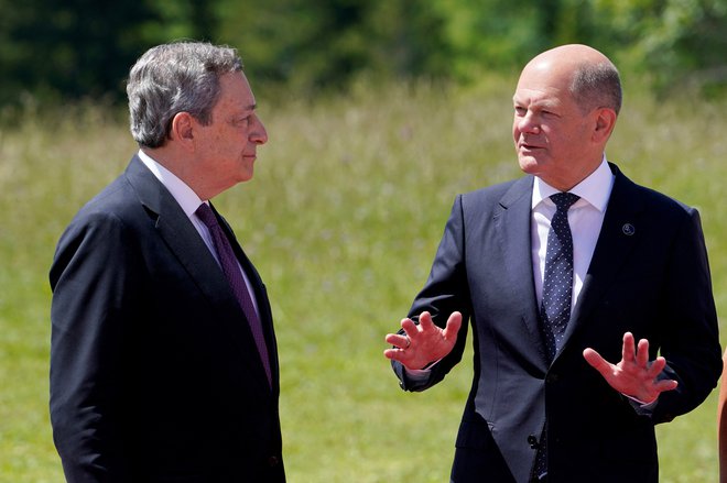 Nemški kancler Olaf Scholz in italijanski premier Mario Draghi sta pred slabim mesecem dni razpravljala na zasedanju skupine G7 v Nemčiji. FOTO: Susan Walsh/REUTERS
