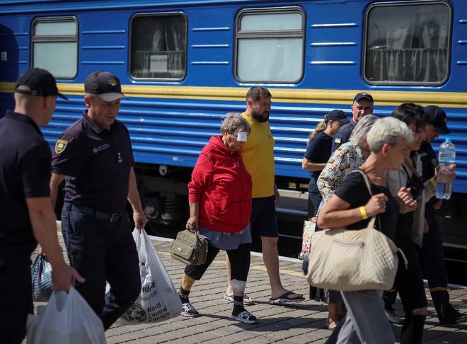 Uslužbenci na železnici, ki so pomagali rešiti več milijonov beguncev, dobivajo plače, ki so nižje za tretjino in znašajo okoli 150 dolarjev. FOTO:&nbsp;Gleb Garanič/Reuters
