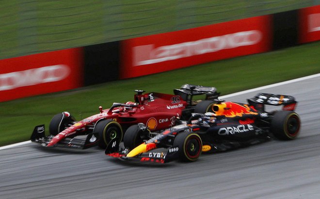 Charles Leclerc in Max Verstappen sta glavna tekmeca za naslov svetovnega prvaka. FOTO:&nbsp;Florion Goga/Reuters
