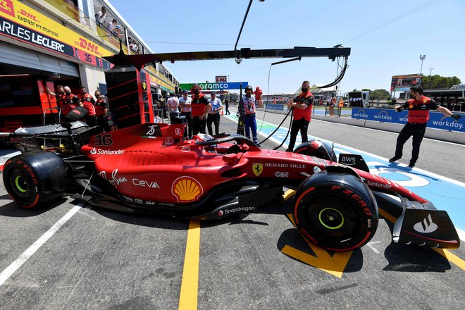 Charles Leclerc zapušča garažo na prvem prostem treningu pred (skoraj) domačo dirko. FOTO: Sylvain Thomas/AFP
