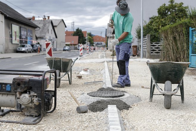 Inšpektorat poostren nadzor nad izvajanjem predpisov o varnosti in zdravju pri delu na začasnih in premičnih gradbiščih opravlja praktično vse leto. FOTO: Uroš Hočevar/Delo
