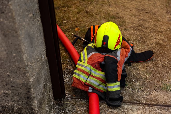 Vročina na Goriškem je že tako ubijalska, v popolni opremi v neposredni bližini ognjenih zubljev pa še toliko hujša. FOTO: Črt Piksi/Delo
