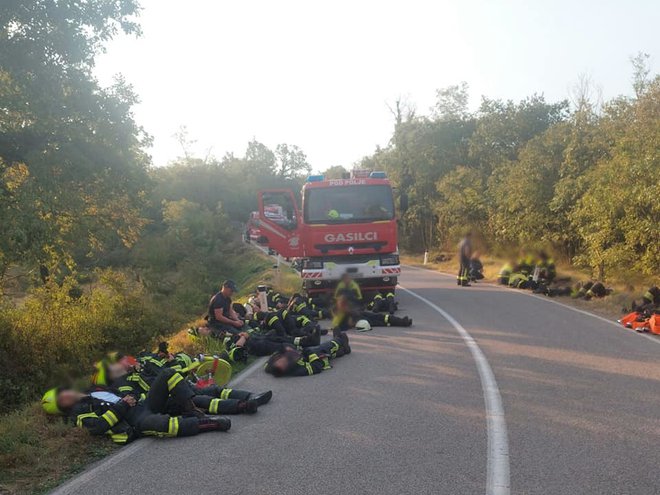 Osmi dan se gasilci borijo z ognjem. FOTO: PGD Ribnica
