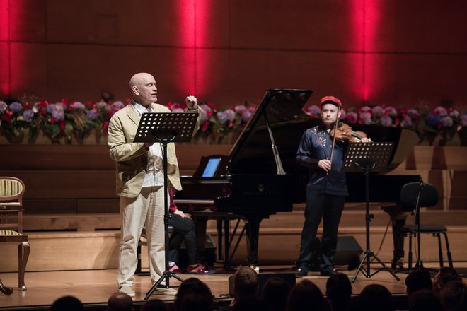 John Malkovich kot glasbeni kritik v duhoviti, ironični glasbeno-gledališki predstavi na odru Gallusove dvorane Cankarjevega doma. Občinstvo mu je dve uri dobesedno jedlo iz roke in z aplavzom pospremilo vsak nastop glasbenikov ali duhovit monolog. FOTO:&nbsp; Darja Štravs Tisu/Festival Ljubljana
