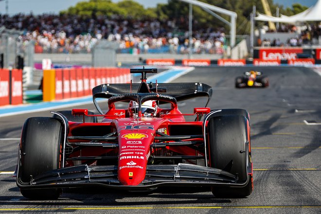 Charles Leclerc vozi proti parc fermeju po koncu kvalifikacij v Le Castelletu. FOTO: Eric Gaillard/AFP
