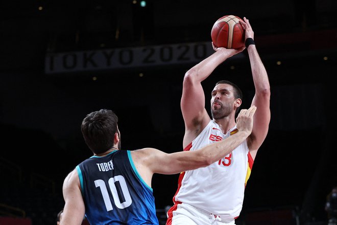 Marc Gasol med dvobojem z Mikom Tobeyjem na lanskih olimpijskih igrah v Tokiu, kjer je bila za špansko izbrano vrsto Slovenija spet prevelik zalogaj. FOTO: Thomas Coex/AFP
