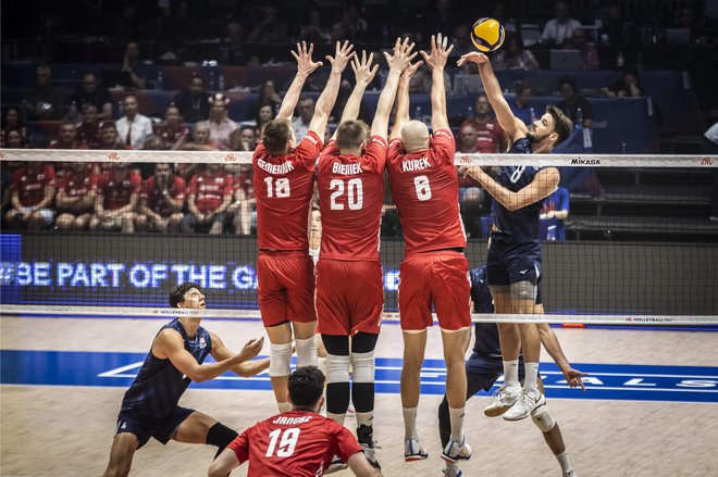 Poljski blok ni uspel ustaviti silovitih ameriških napadov. FOTO:&nbsp;FIVB
