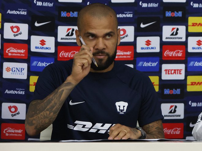 Daniel Alves na predstavitvi v Ciudad de Mexicu. FOTO: Luis Cortes/Reuters
