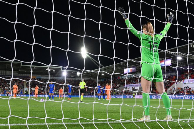 Daphne van Domselaar ni uspela ustaviti strela z bele točke Eve Perisset&nbsp; v Rotherhamu. FOTO: Franck Fife/AFP
