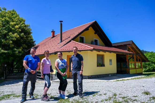 Dom na Čreti, kjer jim je dobrodošlico izrekla oskrbnica Anica Juvan, so osvojili tudi Damjan Omerzu, generalni sekretar PZS, Polona Škrbec iz Zavarovalnice Triglav in predsednik AMZS Andrej Brglez. FOTO: AMZS
