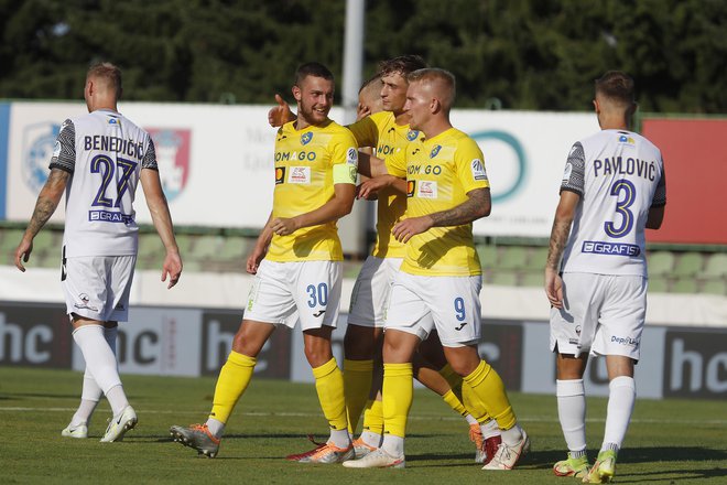 Nogometaši Brava niso skrivali dobre volje ob zmagi proti pokalnim prvakom iz Kopra.&nbsp;FOTO:&nbsp;Leon Vidic/Delo
