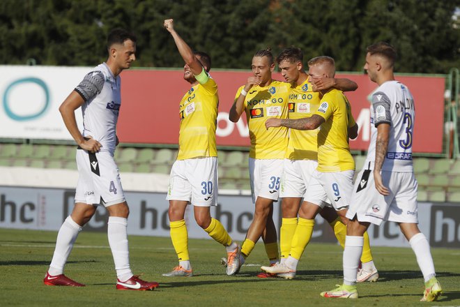 Tekmo v Spodnji Šiški sta odločila strelec edinega gola Almin Kurtović (št 30.) in podajalec Ivan Šaranić (št. 35). FOTO: Leon Vidic
