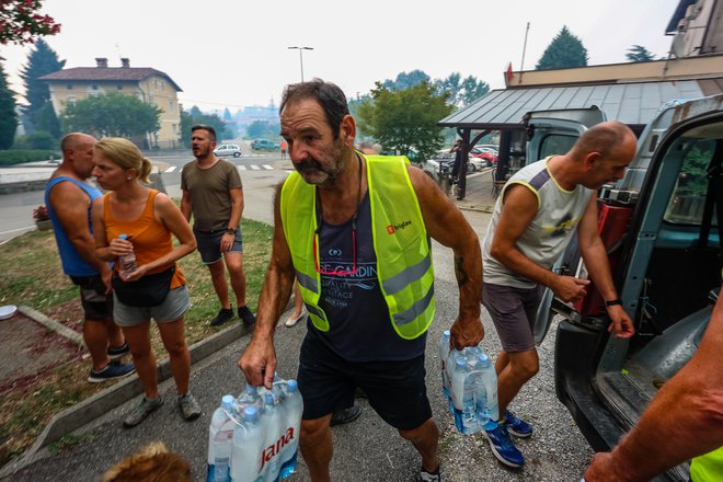 Požar na Krasu. FOTO: Črt Piksi/Delo
