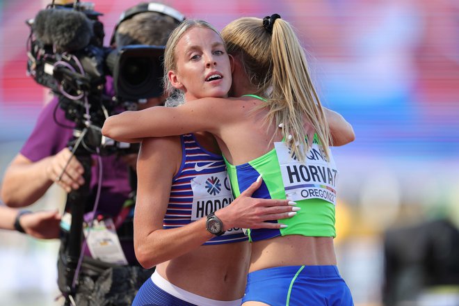 Antia Horvat in drugouvrščena Britanka Keely Hodgkinson sta bili najboljši Evropejki v finalu tekma na 800 m. FOTO: Carmen Mandato Afp
