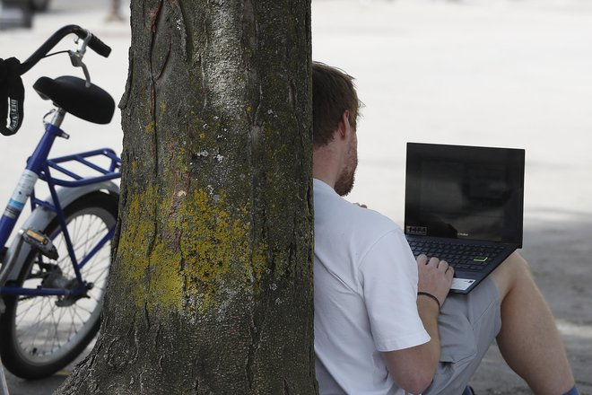 Na internetu so mladostniki izpostavljeni nemogočim lepotnim standardom, idealiziranim in seksualiziranim podobam ljudi in njihovih življenj. FOTO: Leon Vidic/Delo
