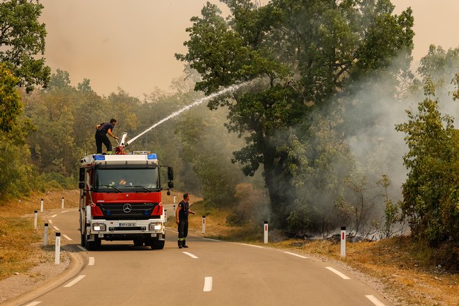 Gasilcem je pri delu&nbsp;pomagalo 1200 pripadnikov različnih podpornih enot.&nbsp;FOTO:&nbsp;Črt Piksi
