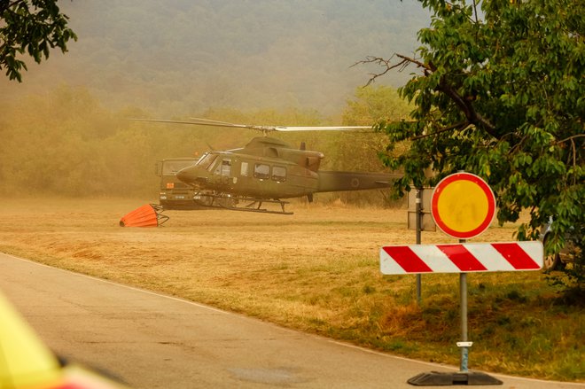 Kaj žene ljudi, da hodijo opazovat ognjene zublje ali se ustavljajo na kraju prometnih nesreč? FOTO:&nbsp;Črt Piksi/Delo
