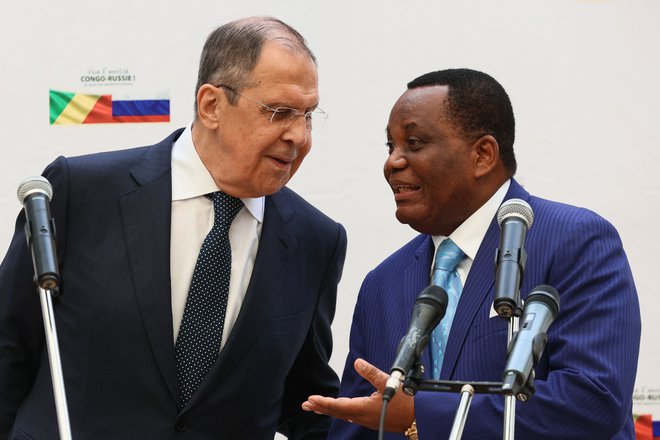 Ruski zunanji minister Sergej Lavrov in Jean-Claude Gakosso, vodja diplomacije republike Kongo, med srečanjem v kraju Oyo Foto: AFP
