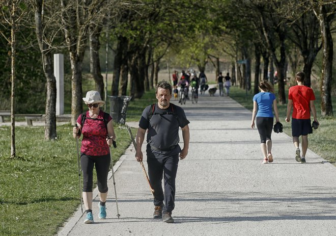 Med dejavniki, na katere lahko vplivamo, da preprečimo srčno popuščanje, so ustrezna telesna teža, nekajenje in telesna dejavnost. FOTO: Blaž Samec/Delo
