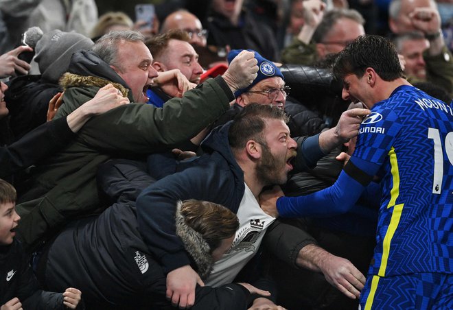 Najbolj strastnim nogometnim navdušencem se v Angliji obetajo kazni v primeru neprimernih dejanj. FOTO: Justin Tallis/AFP
