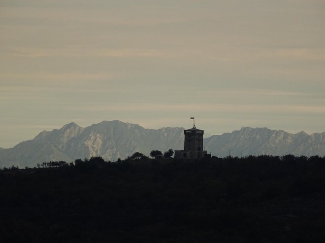 Nebo nad Krasom se je včeraj stemnilo, a dežja je dalo bolj malo. FOTO: Ervin Čurlič/Regijski štab Civilne zaščite za severno Primorsko

&nbsp;
