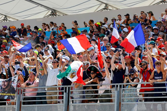 Težko si je zamisliti, da bi opustili dirkanje v formuli 1 na klasičnih dirkališčih, kot je Paul Ricard, na katerem se je minuli konec tedna zbralo preko 200.000 navdušencev. FOTO: Eric Gaillard/AFP
