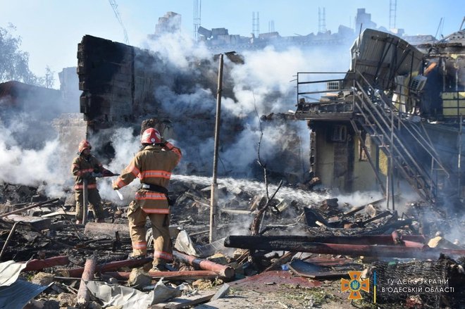 Gašenje&nbsp;požara v naselju Zatoka v regiji Odesa, na katerega so priletele&nbsp;ruske rakete. FOTO:&nbsp;Reuters
