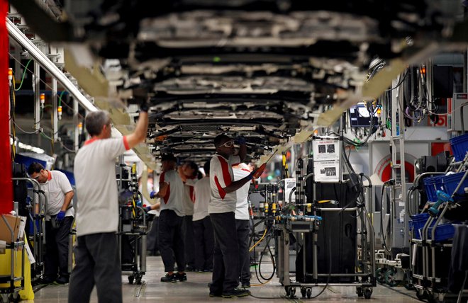 Proizvajalci avtomobilov beležijo boljšo dobavo elektronskih komponent. FOTO: Albert Gea/Reuters
