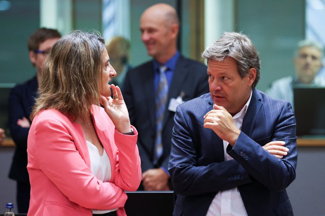 Španska ministrica za ekološko tranzicijo Teresa Ribera in nemški minister za gospodarstvo in podnebne politike Robert Habeck na izrednem zasedanju na temo energetike v Bruslju. Španija nad varčevanjem s plinom ni navdušena. FOTO: Johanna Geron/Reuters
