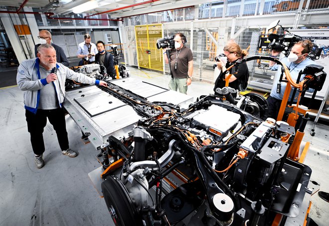 Avtomobilska industrija potrebuje zmogljive pogonske baterije za rastoči trg elektromobilnosti, baterije, ki lahko absorbirajo čim več energije v čim krajšem času.

FOTO: Fabian Bimmer/Reuters
