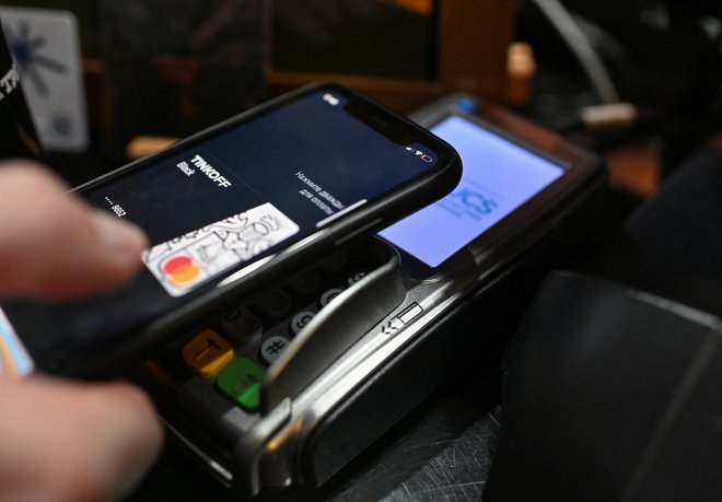 Mobilni telefon uporablja pri plačilih že več kot polovica Slovencev. FOTO: Alexey Malgavko/Reuters
