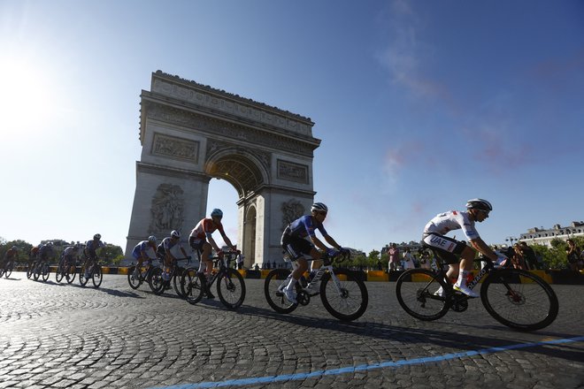 Najboljši svetovni kolesarji po tradiciji redno obiščejo tudi pariški Slavolok zmage. FOTO: Gonzalo Fuentes/Reuters
