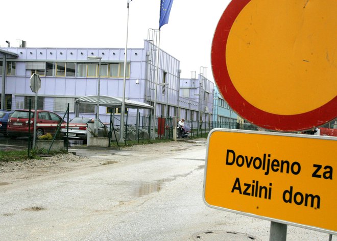 Nevladne organizacije in civilne iniciative opozarjajo, da so razmere v azilnem domu na Viču zelo zaskrbljujoče.&nbsp;FOTO: Igor Zaplatil/Delo
