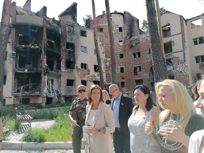 Zunanja ministrica Tanja Fajon med ogledom porušenih zgradb v Irpinu. FOTO: Slovensko veleposlaništvo v Ukrajini
