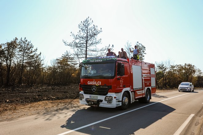»Domači gasilci, ki vodijo vse glavne aktivnosti, so že povsem izmučeni,« ugotavlja župan občine Komen Erik Modic. FOTO: Črt Piksi/Delo
