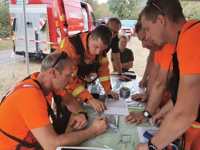 Komenski požar, ki obsega približno 20 hektarov, je pod nadzor spravilo okoli 180 gasilcev in dva helikopterja Slovenske vojske. FOTO: Andrej Biaggio 
