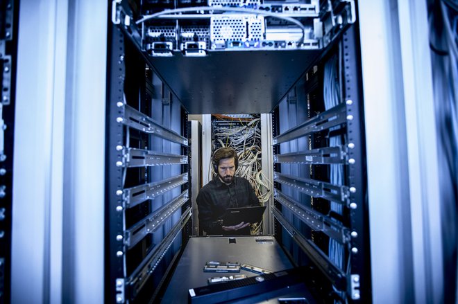 Kibernetsko tveganje predstavlja vse večjo skrb za institucije, gospodarske družbe, posameznike in finančne trge. FOTO: Voranc Vogel/Delo
