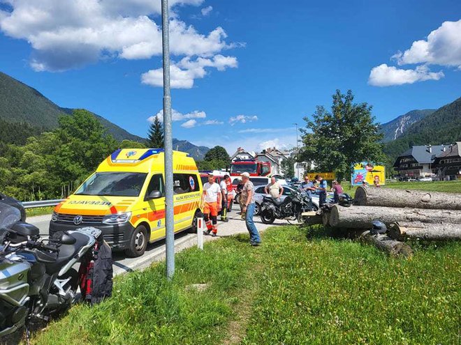 V torek sta v Kranjski Gori trčila osebno vozilo in motoristka, ta se je huje poškodovala. FOTO:&nbsp;PGD Kranjska Gora
