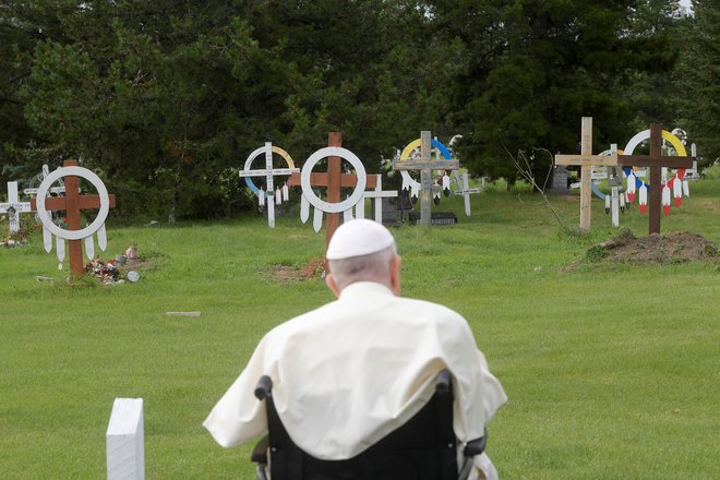 V Maskwacisu je papež obiskal eno izmed skritih pokopališč in s solzami v očeh molil ob nekoč neoznačenih grobovih, ki so jih odkrili lani. FOTO: Vatican Media/Reuters
