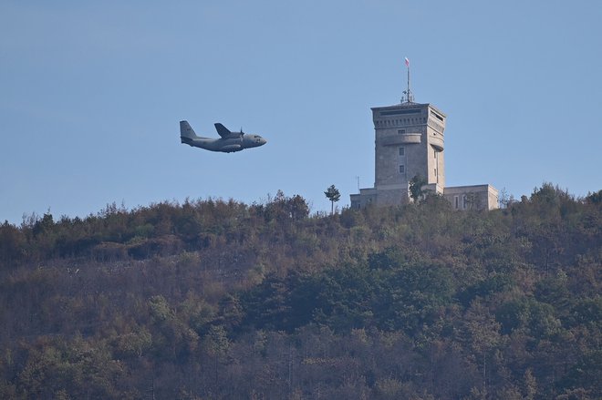 Pomnik muru in razgledni stolp Cerje zdaj obkroža opustošena pokrajina.&nbsp;FOTO: Jure Makovec/Afp
