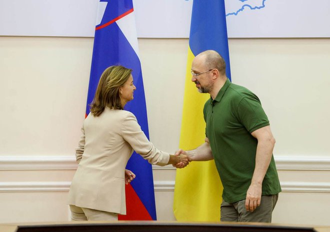 Zunanjo ministrico Tanjo Fajon je v Kijevu sprejel tudi ukrajinski premier Denis Šmihal. FOTO: Ministrstvo za zunanje zadeve
